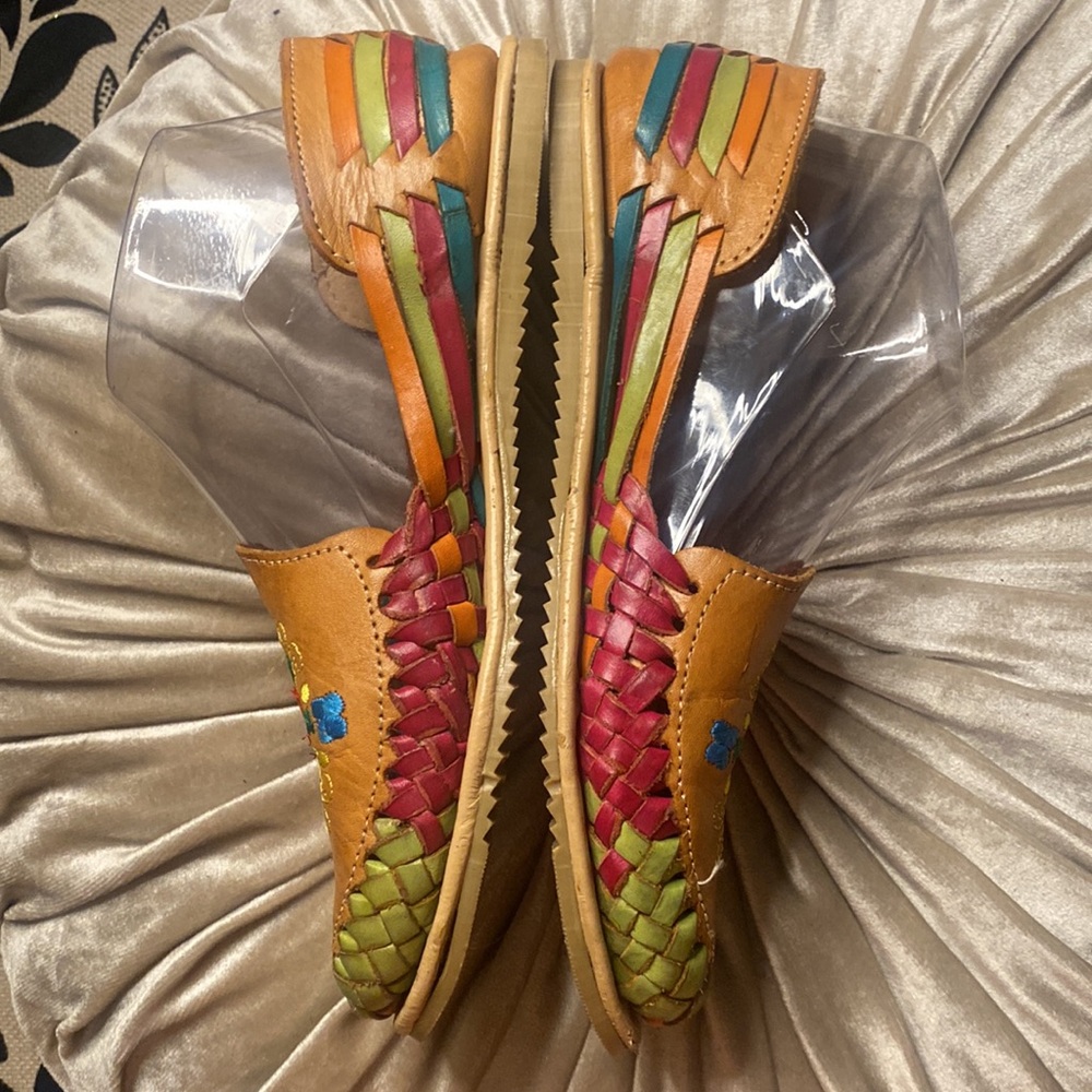 ๐ Embroidered flower Leather Huarache Sandals size 8 Super Cute and comfy - Picture 2 of 5